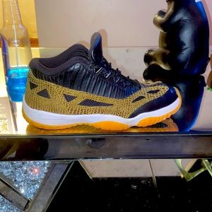 I’m selling a pair of retro 11 Jordan’s in black n gold